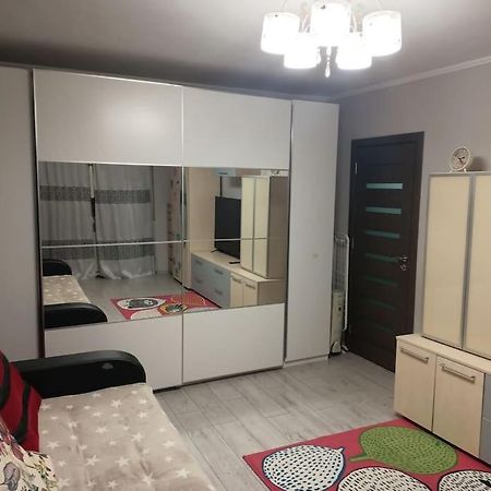Private Room Near 3 Min Metrou Crangasi, 40 M2 Boekarest Buitenkant foto