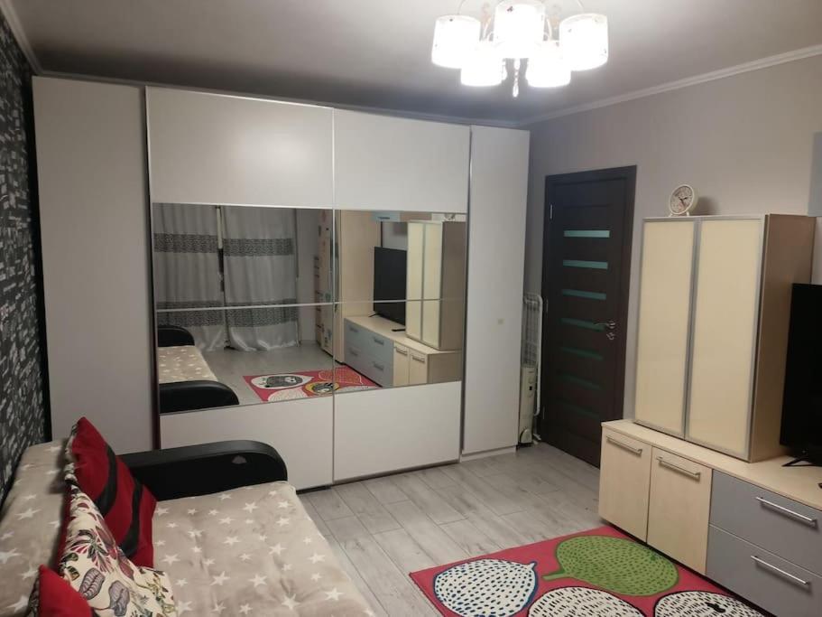 Private Room Near 3 Min Metrou Crangasi, 40 M2 Boekarest Buitenkant foto