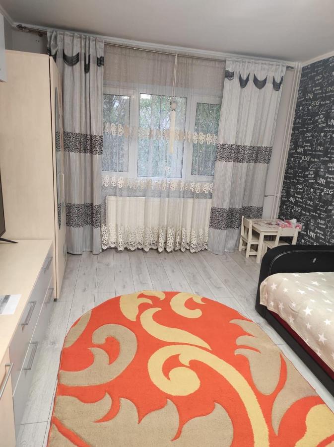 Private Room Near 3 Min Metrou Crangasi, 40 M2 Boekarest Buitenkant foto