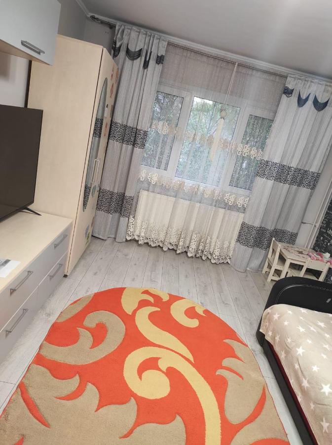Private Room Near 3 Min Metrou Crangasi, 40 M2 Boekarest Buitenkant foto