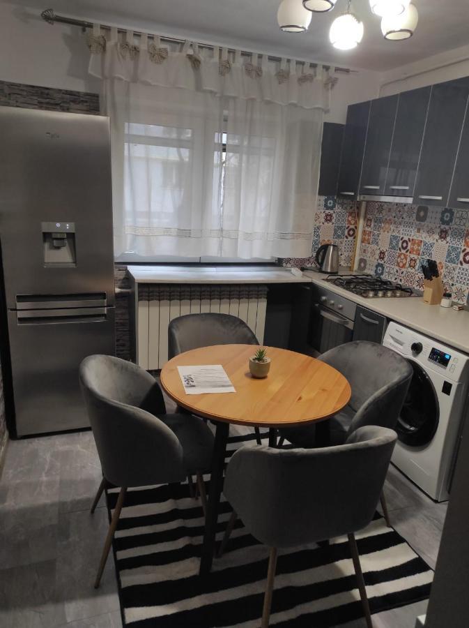 Private Room Near 3 Min Metrou Crangasi, 40 M2 Boekarest Buitenkant foto